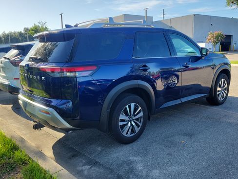 Certified 2025 Nissan Pathfinder SL FWD image 3