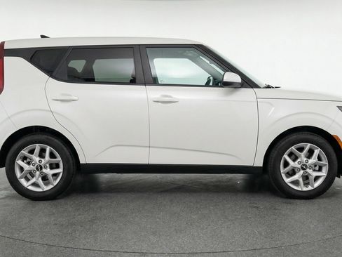 Used 2025 Kia Soul LX w/ LX Technology Package FWD image 11