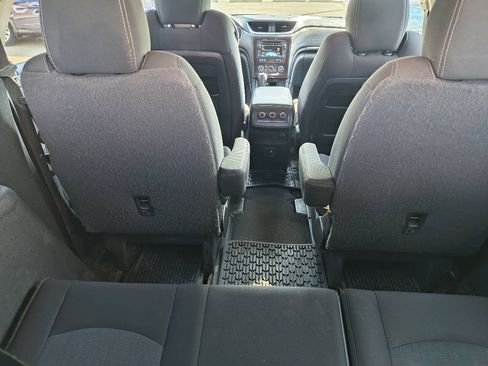 Used 2017 Chevrolet Traverse LT w/ Style and Technology Package FWD image 9