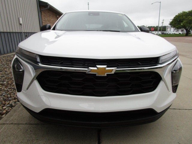 Used 2026 Chevrolet Trax LS FWD image 2