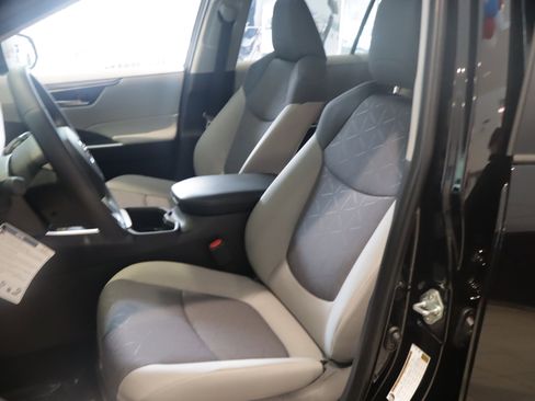 Used 2025 Toyota RAV4 XLE w/ Convenience Package image 12