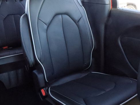 Used 2025 Chrysler Pacifica Limited AWD/4WD image 14