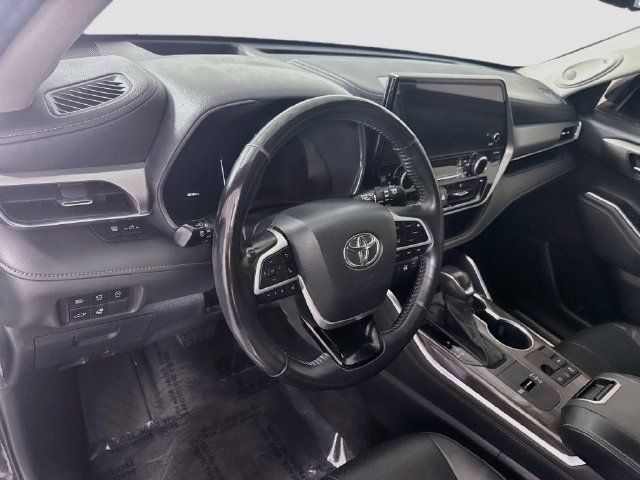 Used 2023 Toyota Highlander Platinum FWD image 9