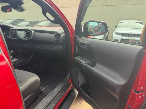 Used 2018 Toyota Tacoma TRD Sport AWD/4WD image 11