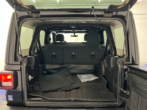 Used 2022 Jeep Wrangler Unlimited Sahara w/ Cold Weather Group image 12