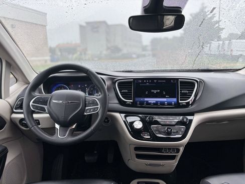 Used 2023 Chrysler Pacifica Touring-L FWD image 24