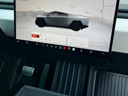 Used 2025 Tesla Cybertruck AWD Crew Cab image 21