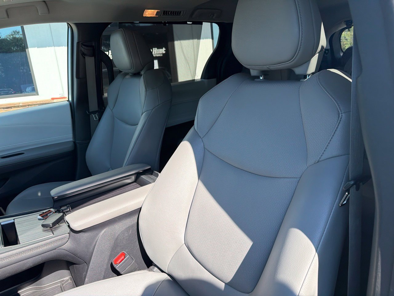 Used 2025 Toyota Sienna XLE FWD image 3