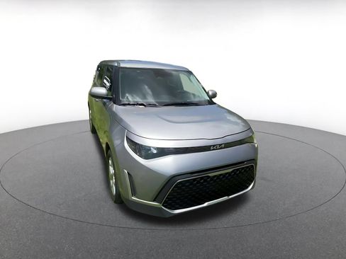 Used 2025 Kia Soul LX w/ LX Technology Package FWD image 3