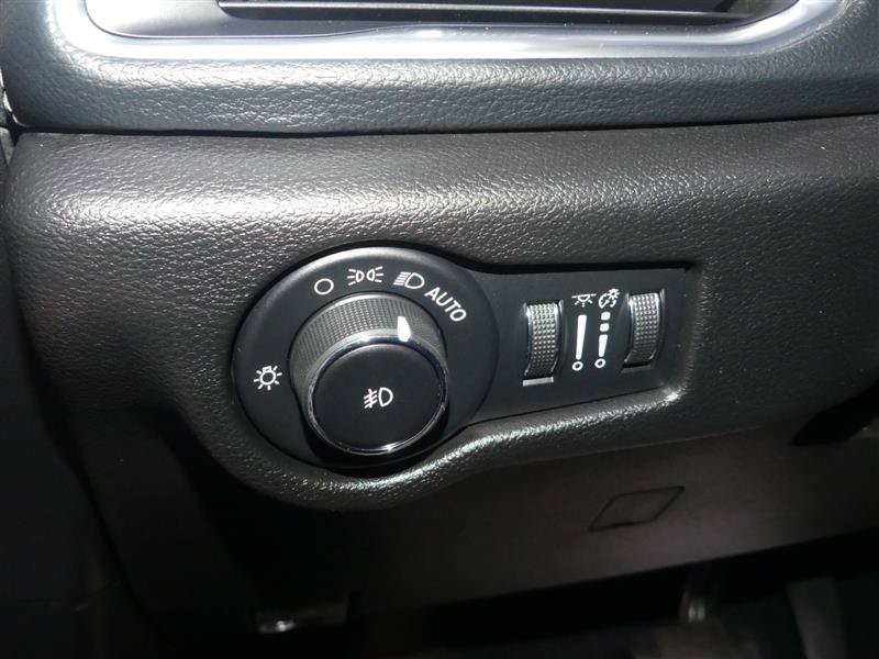 Used 2019 Chrysler Pacifica Limited w/ Advanced Safetytec Group FWD image 29
