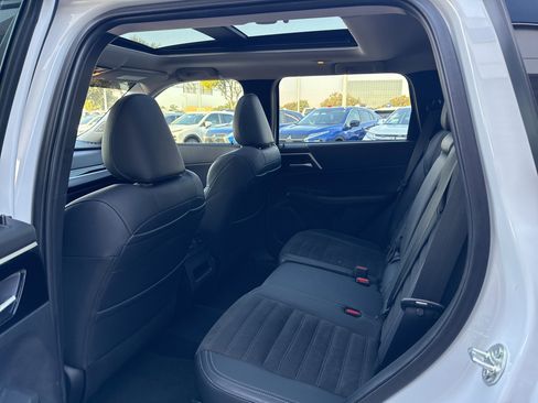 Used 2024 Mitsubishi Outlander SE Black Edition image 5