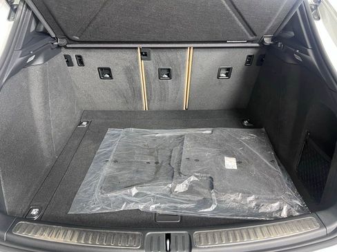 Certified 2025 Porsche Macan AWD/4WD image 17