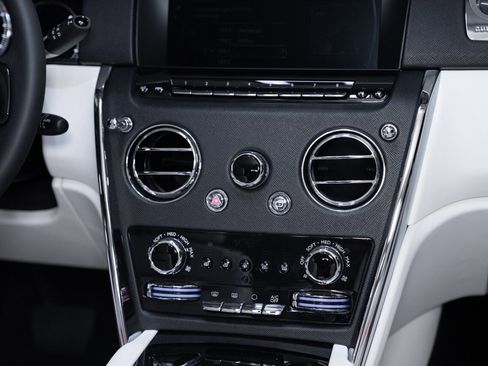 Used 2023 Rolls-Royce Cullinan w/ Cullinan Package image 43