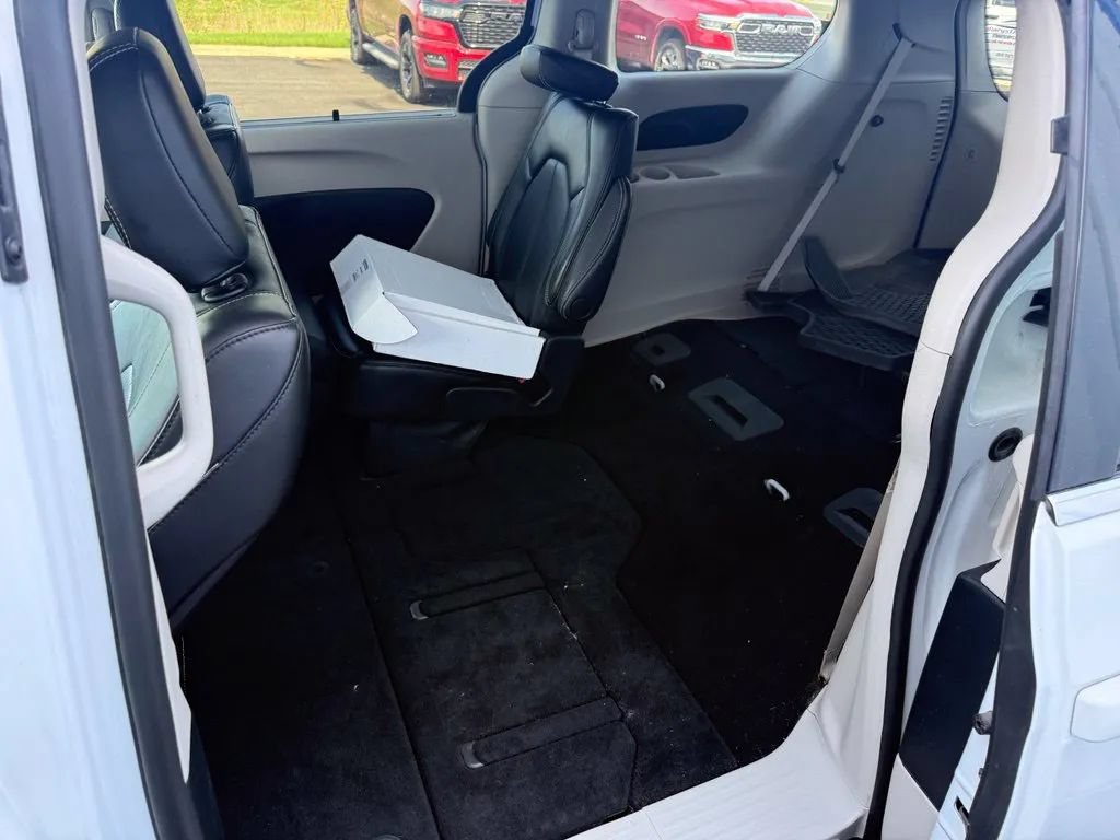 Used 2024 Chrysler Pacifica Touring-L FWD image 14