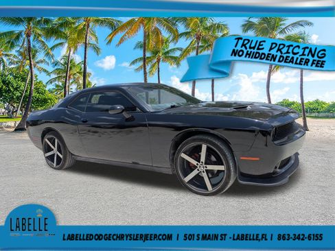 Used 2018 Dodge Challenger SXT RWD image 1