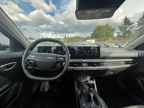 Used 2025 Kia K4 FWD image 32