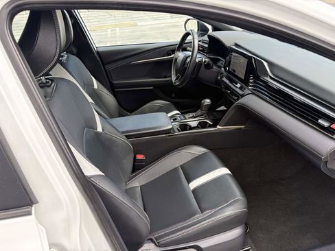 Used 2025 Toyota Camry SE image 19