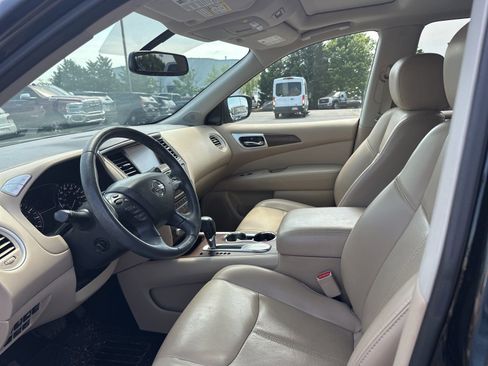 Used 2017 Nissan Pathfinder Platinum w/ Family Entertainment Package FWD image 7