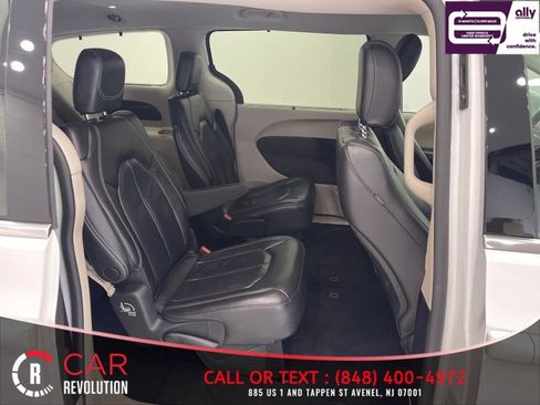 Used 2022 Chrysler Pacifica Touring-L image 42