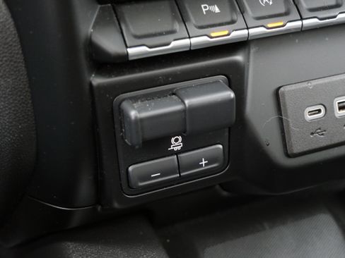 Certified 2021 GMC Sierra 1500 AT4 w/ AT4 Premium Package AWD/4WD image 33