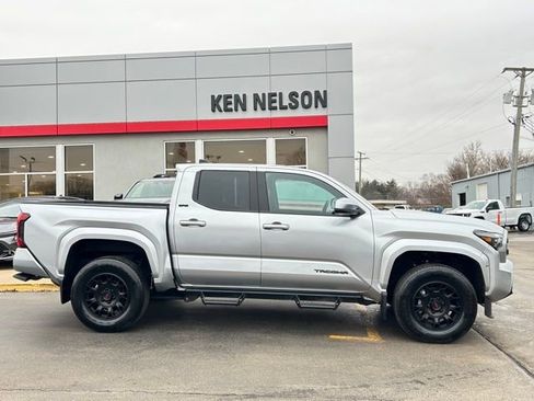 Used 2025 Toyota Tacoma SR5 image 10