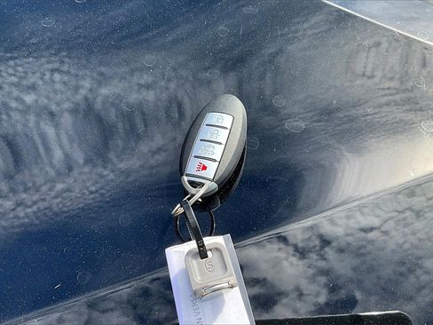 Used 2021 Nissan Versa SR image 10