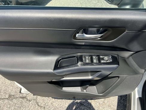 Used 2024 Nissan Pathfinder SL AWD/4WD image 16
