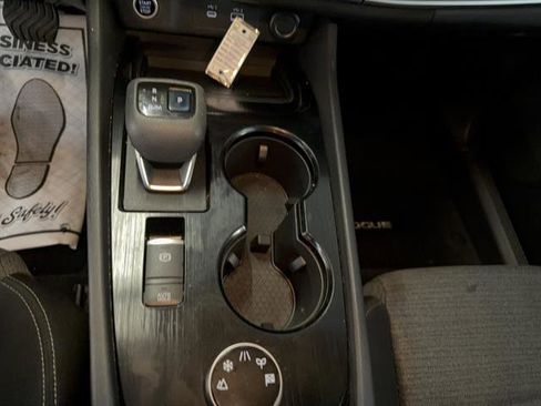 Used 2021 Nissan Rogue SV image 9