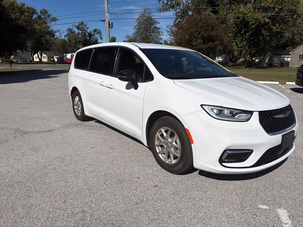 Used 2025 Chrysler Pacifica Select FWD image 10