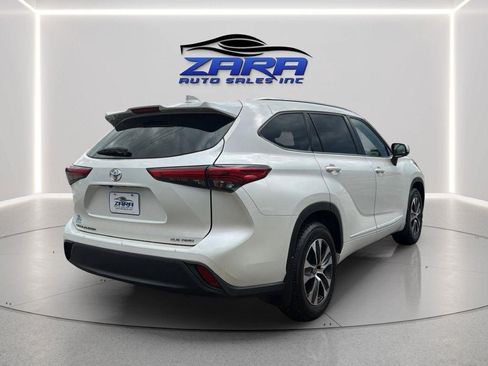 Used 2021 Toyota Highlander XLE AWD/4WD image 7