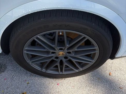 Certified 2024 Porsche Cayenne AWD/4WD image 16