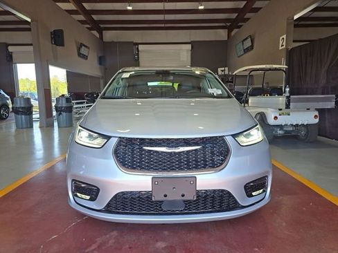 Used 2024 Chrysler Pacifica Touring-L FWD image 4