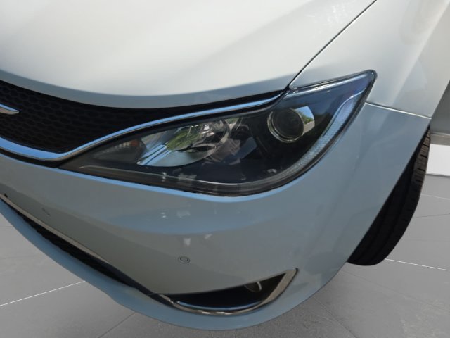 Used 2020 Chrysler Pacifica Limited w/ Advanced Safetytec Group FWD image 25