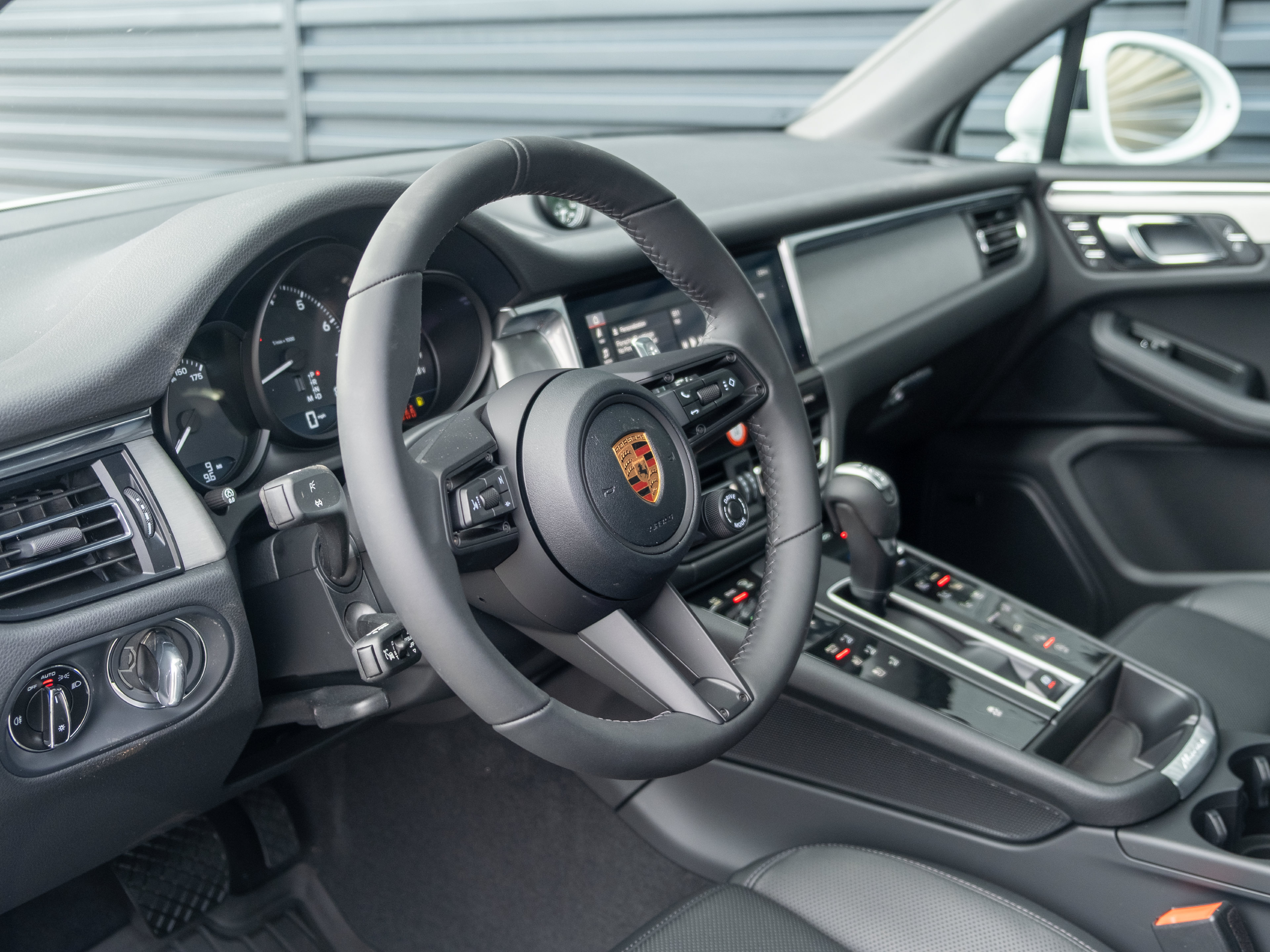 Certified 2026 Porsche Macan AWD/4WD image 4