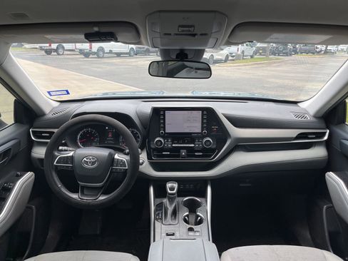 Used 2022 Toyota Highlander LE FWD image 5