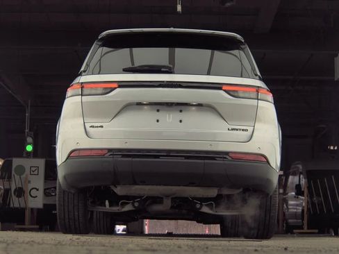 Used 2024 Jeep Grand Cherokee Limited w/ Black Appearance Package image 7