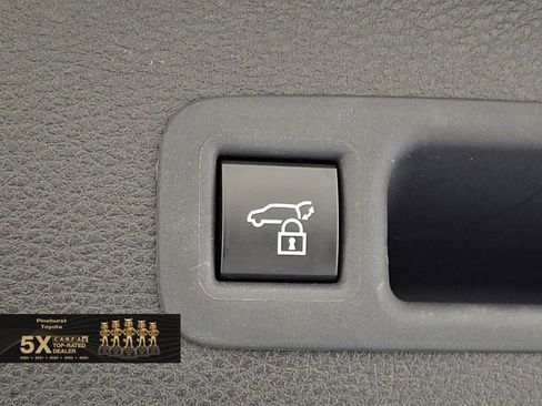 Used 2025 Toyota Sienna XSE image 35