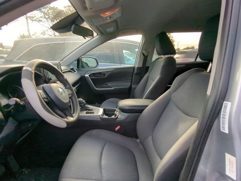 Used 2020 Toyota RAV4 LE FWD image 6