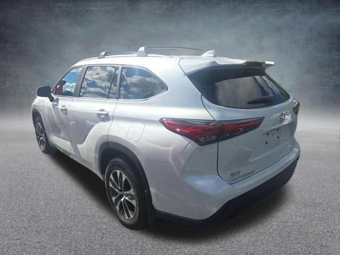 Used 2023 Toyota Highlander XLE AWD/4WD image 6