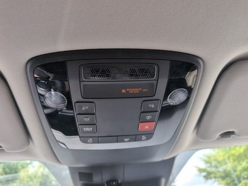 Used 2025 Kia Carnival FWD image 18