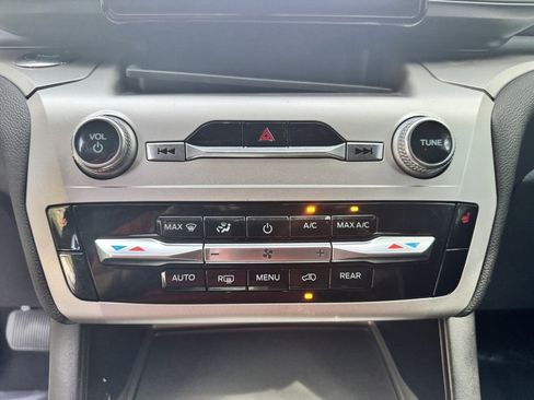 Used 2022 Ford Explorer XLT image 27