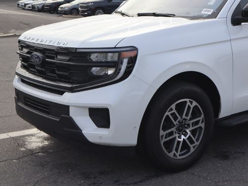 Used 2025 Ford Expedition Active RWD image 17