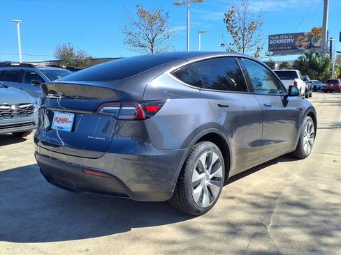 Used 2022 Tesla Model Y Long Range image 21