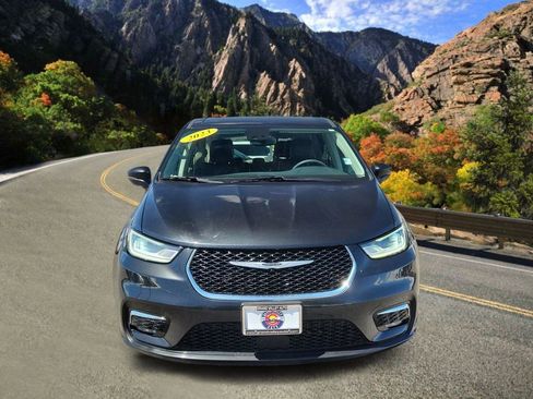 Used 2023 Chrysler Pacifica Touring-L FWD image 6