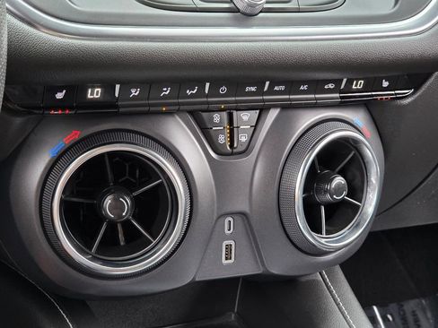 Used 2025 Chevrolet Blazer LT FWD image 21