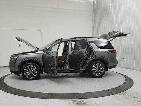 New 2026 Nissan Pathfinder Platinum FWD image 12