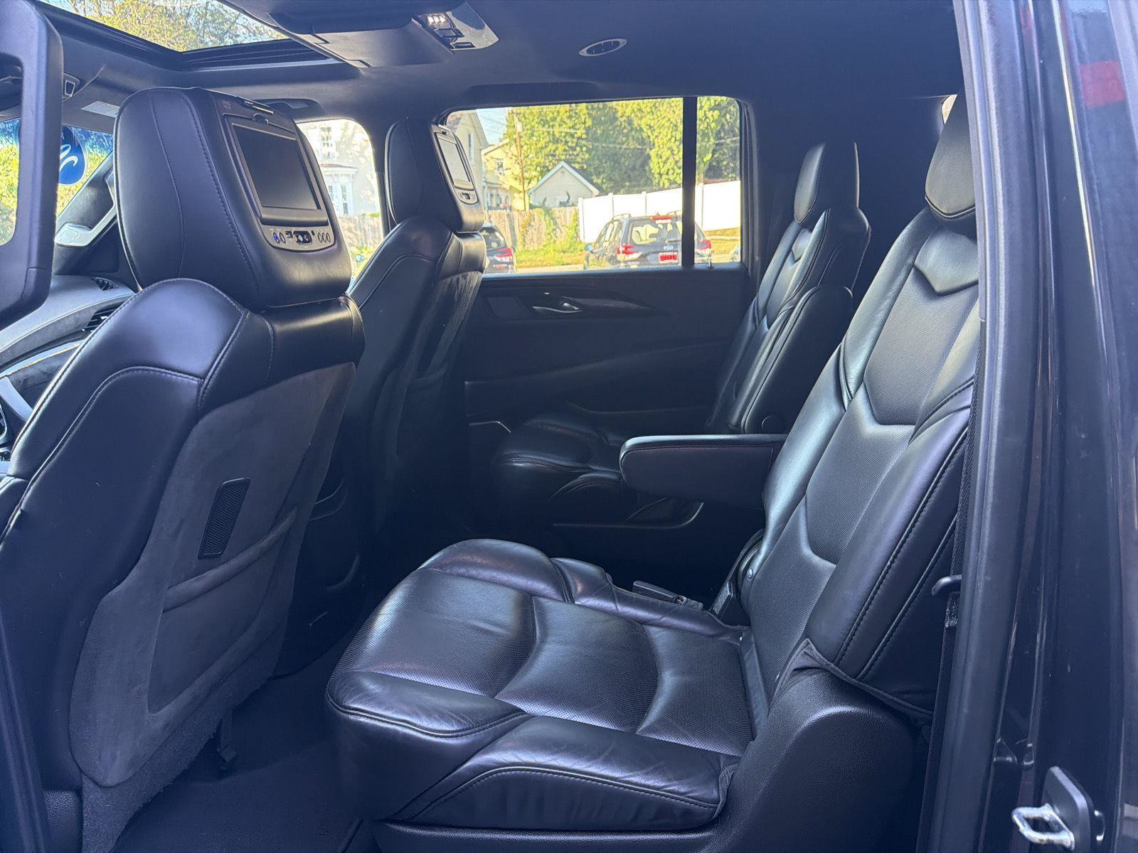 Used 2019 Cadillac Escalade ESV Platinum AWD/4WD image 11