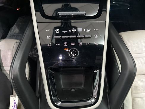 Used 2024 Porsche Cayenne Coupe image 19