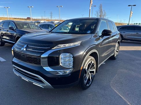 Used 2022 Mitsubishi Outlander SE image 3