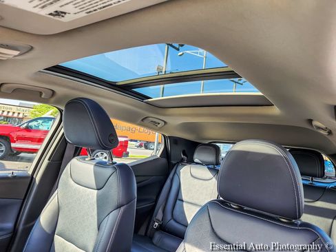 Used 2023 Chevrolet Bolt EUV Premier w/ Sun & Sound Package FWD image 9